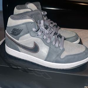 Jordan 1 mid size 8.5 men’s